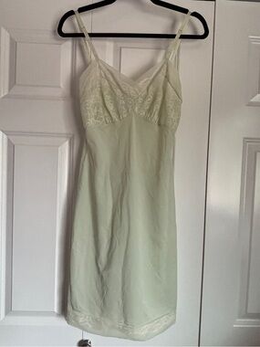 Vintage 1970's Henson Kickernick Inset Lace-Trim Chemise in Light Chartreuse